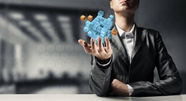 İş kadını kıyafetli birden çok küpleri elinde yenilikler sembolü olarak sunma kırpılmış görüntü. Arka plan üzerinde Office görünümü.