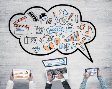 Bir grup insan elinde aygıtlarla