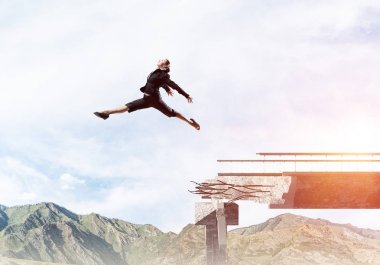 Kadın kocaman bir boşluk atlama