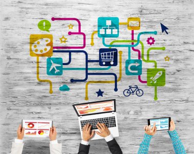 Ellerinde cihazlar bulunan üç kişilik bir grup iletişim ve ağ oluşturma sembolü olarak birlikte çalışıyor.