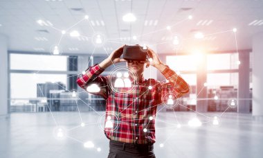 Sanal gerçeklik kulaklığı olan adam. 