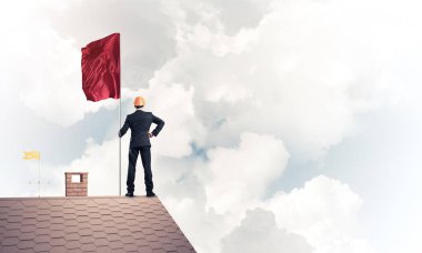 evin çatısında duran işadamı