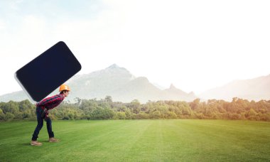 İnşaatçılar büyük akıllı telefon taşır.