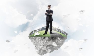 adam yeşil yüzen ada üzerinde ayakta