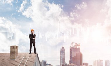 Takım elbise ve kask işadamı