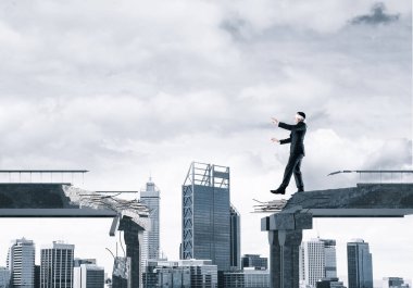 İşadamı blindfolded yürüyüş 