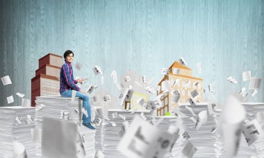 Gündelik giysili genç adam. 