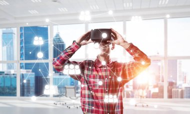 Sanal gerçeklik kulaklığı olan adam. 