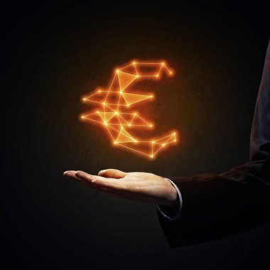 Euro simgesi parlayan avucunda gösterilen işadamı el kapatın