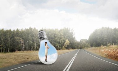 Ampulün içindeki iş kadını 