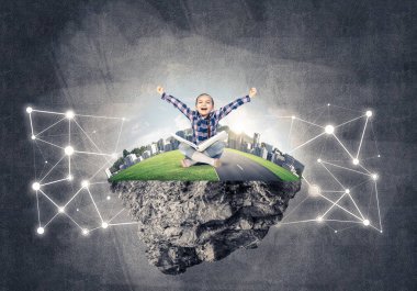 yüzen ada ve mutlu çocuk