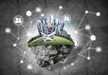 yüzen ada ve mutlu çocuk