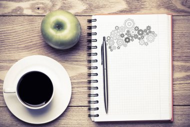 Not defteri kahve Kupası ve taze fikir sembolü olarak elma ile çalışma alanı'nın Üstten Görünüm