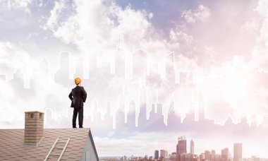 Takım elbise ve kask işadamı