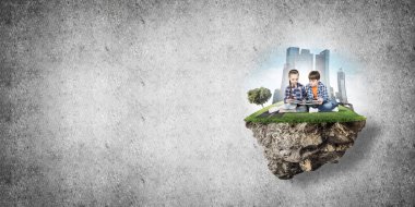 kitap üzerinde yüzen ada, eko kavramı oturan çocuklarla