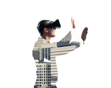 Sanal gerçeklik kulaklık veya cityscape arka plan üzerinde 3d gözlük ile genç adam çift pozlama