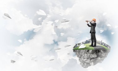 adam yeşil yüzen ada üzerinde ayakta