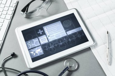 Beyaz tablet pc ve doktor araçları 