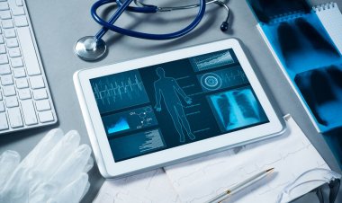 Beyaz tablet pc ve doktor araçları 