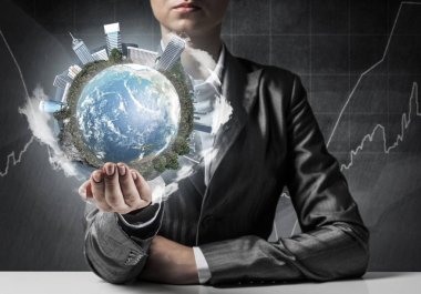 İşadamı dünya küre binalar, arka plan iş skeçler elinde tutan takım elbiseli closeup.