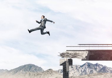 Üzerinde kocaman bir boşluk atlama işadamı