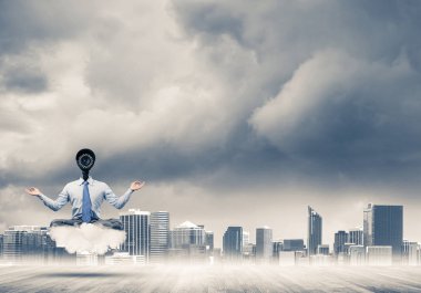 Zarif işadamı açık havada baş modern cityscape karşı yerine kamera ile bulut üzerinde yüzen