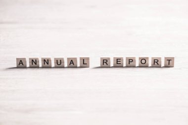 Harflerle ahşap elementlerin toplandığı iş kavramsal sözcükleri