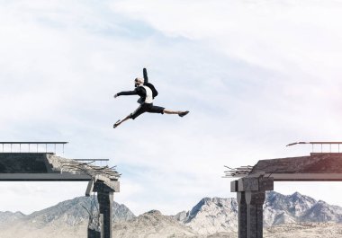 Kadın kocaman bir boşluk atlama