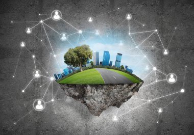 Beton zemin üzerinde çimen ve şehir manzarası olan güzel küçük bir ada.