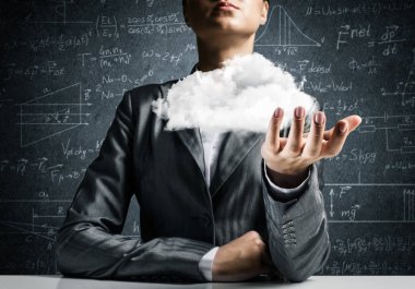 İş kadını closeup uygun sunan beyaz bulut içinde hurma ile arka plan iş skeçler