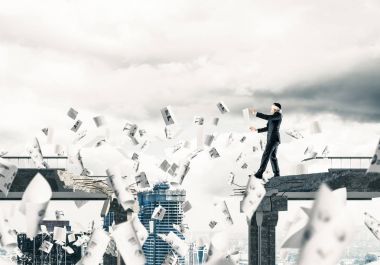 İşadamı blindfolded yürüyüş 