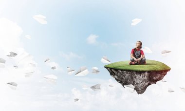 sevimli gülümseyen kız 