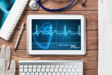 Beyaz tablet pc ve doktor araçları 