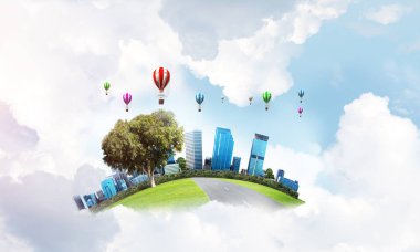 Kent manzaralı kule ve gökdelen yeşil uçan ada. Aerostates ve mavi bulutlu gökyüzü arka plan üzerinde uçan. 