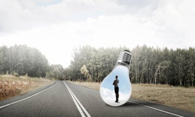 Ampulün içindeki iş kadını 