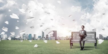 komik adam kırmızı gözlük