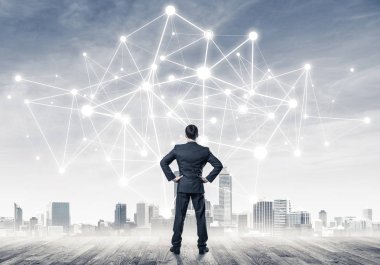 İşadamı arkasını kolluyor ve ağ çizimi kavramına bakıyor