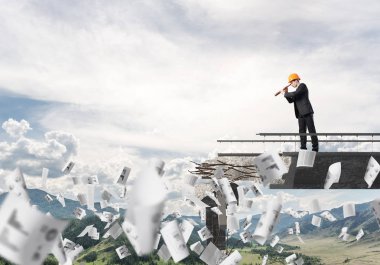 Genç takım elbise ve kask mühendisi