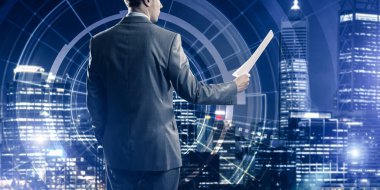 Sanal panel arayüzüne karşı iş adamının arka görünümü belgeleri elinde tutuyor