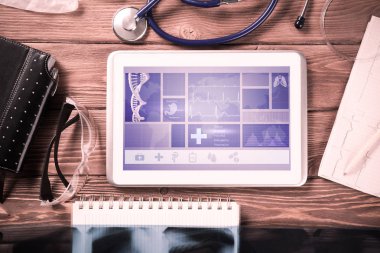 Beyaz tablet pc ve doktor araçları 
