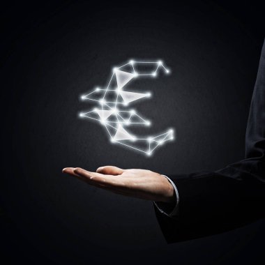 Euro simgesi parlayan avucunda gösterilen işadamı el kapatın