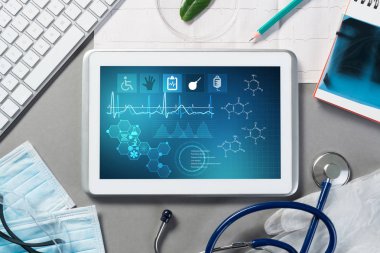 Beyaz tablet pc ve doktor araçları 