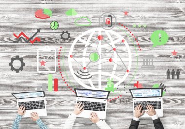 Ellerinde cihazlar bulunan üç kişilik bir grup iletişim ve ağ oluşturma sembolü olarak birlikte çalışıyor.