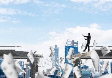 İşadamı blindfolded yürüyüş 