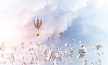 Renkli aerostats kağıt belgeler arasında ve mavi bulutlu gökyüzü üzerinde uçan. 3D render.