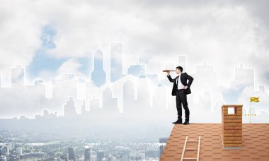 işadamı Çatının kenarında elbiseli