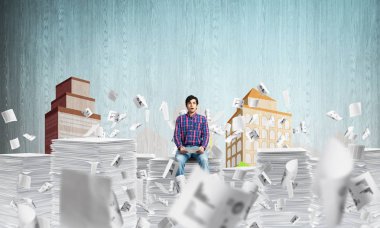 Gündelik giysili genç adam. 