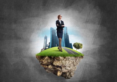 Yeşil yüzen ada üzerinde duran işkadını