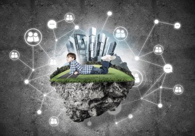 yüzen ada ve mutlu çocuk