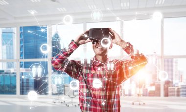 Sanal gerçeklik kulaklığı olan adam. 